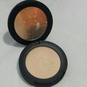 Younique highlighter